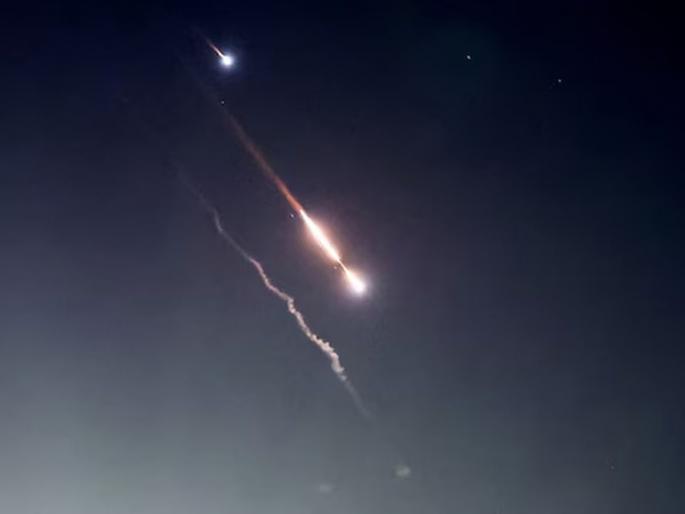 Isriael attack on iran, claims to have fired missile at nuclear facility, explosion shakes cities | इस्राइलकडून इराणवर तुफानी हल्ला, अणुकेंद्रावर क्षेपणास्त्र डागल्याचा दावा, स्फोटाच्या आवाजाने शहरं हादरली   Isriael attack on iran, claims to have fired missile at nuclear facility, explosion shakes cities | इस्राइलकडून इराणवर तुफानी हल्ला, अणुकेंद्रावर क्षेपणास्त्र डागल्याचा दावा, स्फोटाच्या आवाजाने शहरं हादरली
