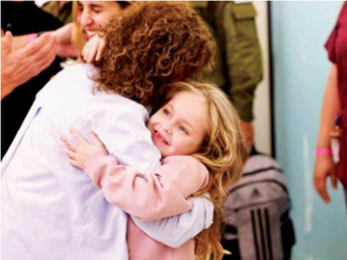 Israel-Hamas war: Emotional reunion of hostage women, children, tears of joy after 49 days' release from Hamas | ओलीस महिला, मुलांची भावुक पुनर्भेट, ४९ दिवसांनंतर हमासच्या तावडीतून सुटल्यावर ओघळले आनंदाश्रू Israel-Hamas war: Emotional reunion of hostage women, children, tears of joy after 49 days' release from Hamas | ओलीस महिला, मुलांची भावुक पुनर्भेट, ४९ दिवसांनंतर हमासच्या तावडीतून सुटल्यावर ओघळले आनंदाश्रू