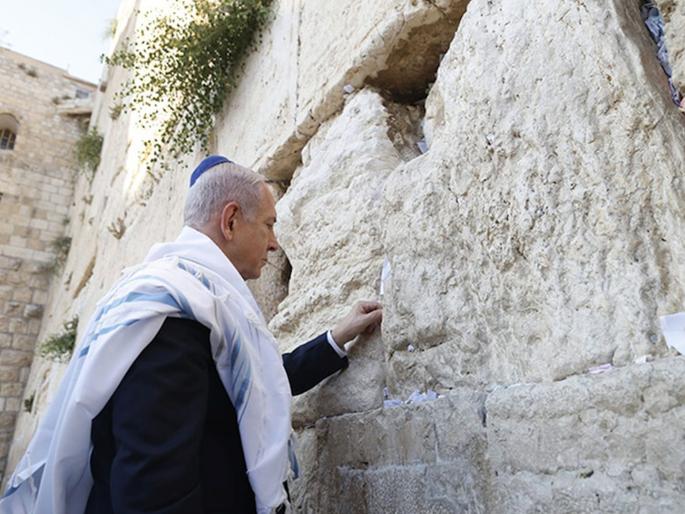 Benjamin Netanyahu left this special note on the Holy Wall before attacking Iran operation rising lion What does it mean | "जे स्वतःला सिंहाप्रमाणे...!" इराणवर हल्ला करण्यापूर्वी नेतन्याहू यांनी 'या' पवित्र भिंतीवर सोडली खास 'नोट', काय आहे याचा अर्थ? Benjamin Netanyahu left this special note on the Holy Wall before attacking Iran operation rising lion What does it mean | "जे स्वतःला सिंहाप्रमाणे...!" इराणवर हल्ला करण्यापूर्वी नेतन्याहू यांनी 'या' पवित्र भिंतीवर सोडली खास 'नोट', काय आहे याचा अर्थ?