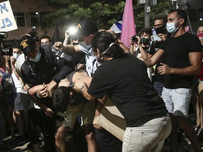 Tens of thousands protest Netanyahu across Israel activists assaulted arrested | इस्रायलमध्ये पंतप्रधान नेतन्याहू यांच्याविरुद्ध नागरिकांचे आंदोलन Tens of thousands protest Netanyahu across Israel activists assaulted arrested | इस्रायलमध्ये पंतप्रधान नेतन्याहू यांच्याविरुद्ध नागरिकांचे आंदोलन