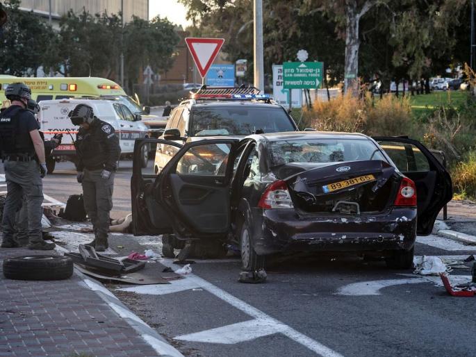 Terrorist attack in Israel vehicle rams into pedestrians police also stabbed in north israel several wounded police arrested suspect | इस्रारायलमध्ये दहशतवादी हल्ला? कारने पादचाऱ्यांना चिरडले, पोलिसांवरही चाकूहल्ला Terrorist attack in Israel vehicle rams into pedestrians police also stabbed in north israel several wounded police arrested suspect | इस्रारायलमध्ये दहशतवादी हल्ला? कारने पादचाऱ्यांना चिरडले, पोलिसांवरही चाकूहल्ला