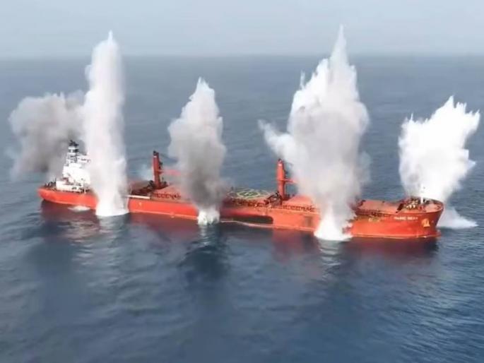 Israel did not comply with the blockade; Houthi rebels blew up the ship in the middle of the sea, sank like the Titanic | इस्त्रायलने नाकेबंदीचे पालन केले नाही; हुथी बंडखोरांनी समुद्राच्या मध्यभागी जहाज उडवले, टायटॅनिकसारखे बुडाले Israel did not comply with the blockade; Houthi rebels blew up the ship in the middle of the sea, sank like the Titanic | इस्त्रायलने नाकेबंदीचे पालन केले नाही; हुथी बंडखोरांनी समुद्राच्या मध्यभागी जहाज उडवले, टायटॅनिकसारखे बुडाले