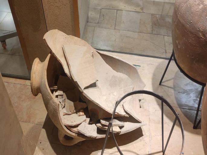 A 3500-year-old clay pot in a museum in Israel bursts, mourning in the country | चिमुकल्याकडून मातीचं भांडं फुटलं, अख्खा देश शोकसागरात; नेमकं कारण तरी काय?