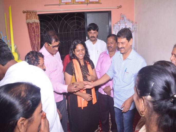 divyashri shinde girl in mumbai ranked third in ISRO exam | बोरिवलीच्या दिव्यश्रीची गगनभरारी; इस्त्रोच्या परीक्षेत देशातून तिसरी divyashri shinde girl in mumbai ranked third in ISRO exam | बोरिवलीच्या दिव्यश्रीची गगनभरारी; इस्त्रोच्या परीक्षेत देशातून तिसरी