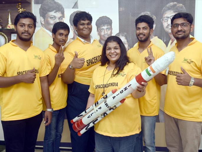 KalamSat Student's tribute to APJ Abdul Kalam | 'इंडिया'ची तरुणाई PUBG मध्ये बिझी, 'भारता'च्या तरुणांचा 'कलामसॅट' उपग्रह अवकाशी KalamSat Student's tribute to APJ Abdul Kalam | 'इंडिया'ची तरुणाई PUBG मध्ये बिझी, 'भारता'च्या तरुणांचा 'कलामसॅट' उपग्रह अवकाशी