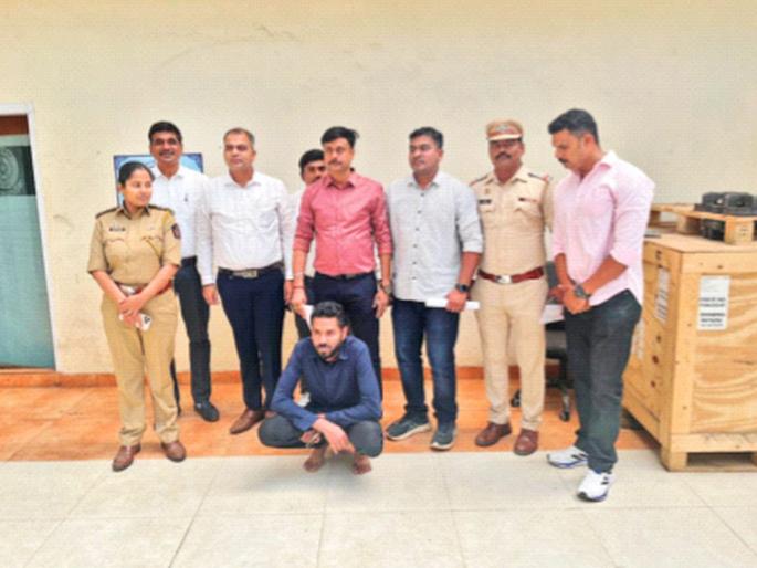 Once an ISRO scientist; and sometimes a 'saheb' in a suit; The great fraudster who cheated rich young women is finally in chains | कधी इस्रोचा वैज्ञानिक; तर कधी बनला सुटाबुटातील ‘साहेब’; श्रीमंत तरुणींना गंडविणाऱ्या महाठगाला अखेर बेड्या Once an ISRO scientist; and sometimes a 'saheb' in a suit; The great fraudster who cheated rich young women is finally in chains | कधी इस्रोचा वैज्ञानिक; तर कधी बनला सुटाबुटातील ‘साहेब’; श्रीमंत तरुणींना गंडविणाऱ्या महाठगाला अखेर बेड्या