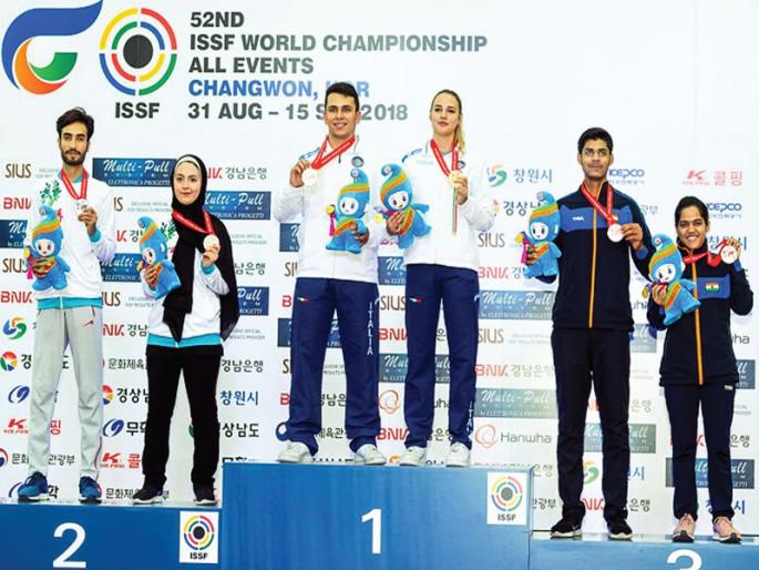 ISSF World Shooting Championship: India's bronze medal for junior junior team, junior men's medal gains | आयएसएसएफ विश्व नेमबाजी स्पर्धा : भारताच्या मिश्र ज्युनिअर संघाचे कांस्य, ज्युनिअर खेळाडूंची पदक कमाई कायम ISSF World Shooting Championship: India's bronze medal for junior junior team, junior men's medal gains | आयएसएसएफ विश्व नेमबाजी स्पर्धा : भारताच्या मिश्र ज्युनिअर संघाचे कांस्य, ज्युनिअर खेळाडूंची पदक कमाई कायम