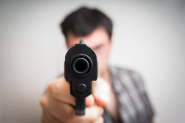 Revolver on neighbor woman pulled by bodyguard policeman; Two fairies in the air | अंगरक्षक पोलीस शिपायाने ताणले शेजारी महिलेवर रिव्हाॅल्वर; हवेत झाडल्या दोन फैरी