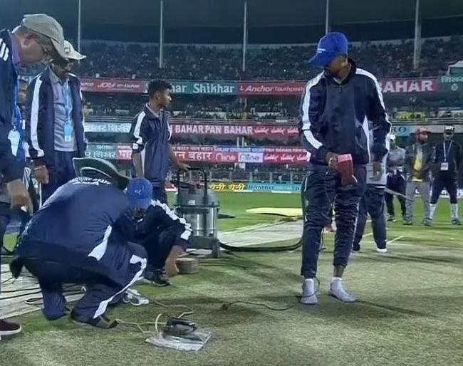 Shame! The use of 'these' things with hair dryer, ironing to dry the wicket in guwagati | लज्जास्पद! खेळपट्टी सुकवण्यासाठी हेअर ड्रायर, इस्त्रीबरोबर 'या' गोष्टींचा केला वापर
