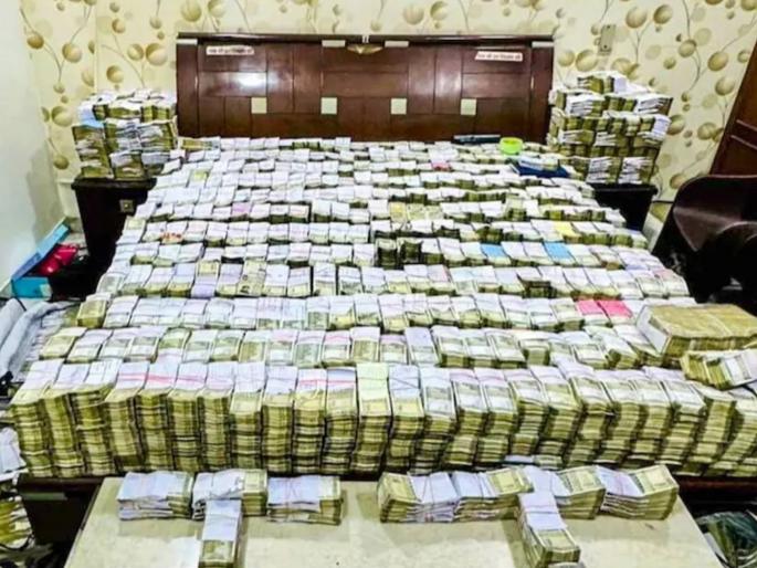agra it raid officers shocked to see pile of notes worth rs 40 crore in shoe trader house | ४० कोटींची रोकड सापडली, मोजणी अजूनही पूर्ण नाही... बुटांच्या व्यापाऱ्यांची अफाट संपत्ती agra it raid officers shocked to see pile of notes worth rs 40 crore in shoe trader house | ४० कोटींची रोकड सापडली, मोजणी अजूनही पूर्ण नाही... बुटांच्या व्यापाऱ्यांची अफाट संपत्ती