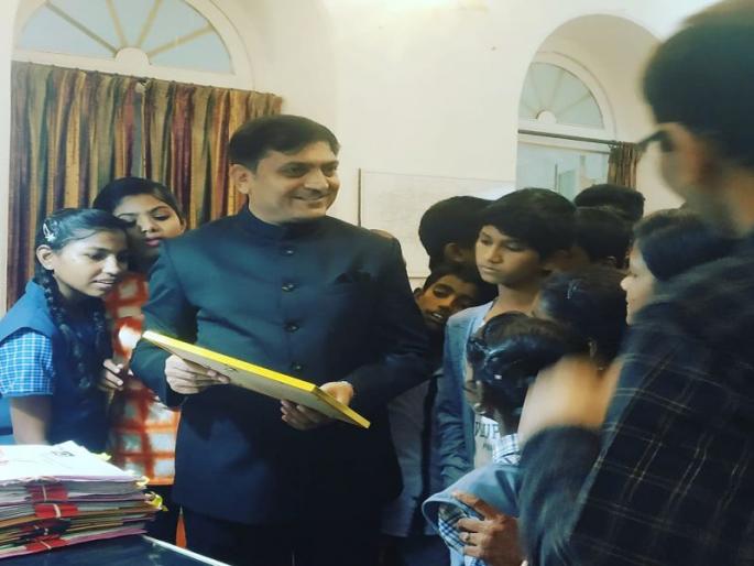 Shri Shidori only reached the stage of success - Collector Dr. To cover Avinash | गुरुंच्या संस्कार शिदोरीनेच गाठला यशाचा टप्पा - जिल्हाधिकारी डॉ. अविनाश ढाकणे Shri Shidori only reached the stage of success - Collector Dr. To cover Avinash | गुरुंच्या संस्कार शिदोरीनेच गाठला यशाचा टप्पा - जिल्हाधिकारी डॉ. अविनाश ढाकणे