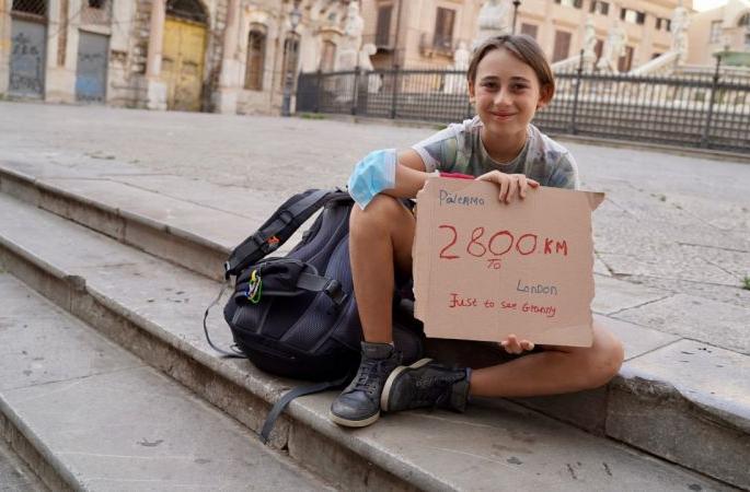 : A 10-year-old boy has walked 2,800 kilometers from Sicily, an Italian region to London | आजीला भेटायला तो इटलीहून इंग्लंडला चालत गेला, त्याची  गोष्ट 