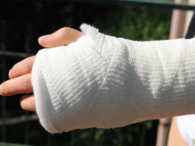 This gang of Italy broken bone and earn money from insurance | लोकांची हाडं तोडून 'ही' गॅंग कमावत होती पैसा, पैसा कमावण्याचा अघोरी मार्ग!