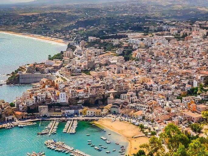 The whole city of Rome is shocked by an insect! | अख्खं रोम शहर एका किड्यानं हैराण! The whole city of Rome is shocked by an insect! | अख्खं रोम शहर एका किड्यानं हैराण!