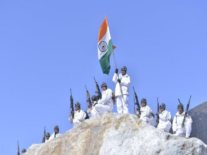 itbp himveers with national flag in minus 30 degrees at 18000 feet in himalaya | VIDEO: 1800 फूट उंचावर कडाक्याच्या थंडीतही जवानांनी फडकावला तिरंगा, पाहिल्यावर छाती अभिमानाने फुलल्याशिवाय राहणार नाही