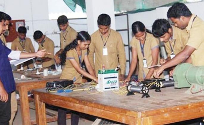 Four thousand applications for ‘ITI’ admission; Confusion due to the process with the tenth | ‘आयटीआय’ प्रवेशासाठी चार हजार अर्ज; दहावीबरोबरच प्रक्रिया असल्याने संभ्रम