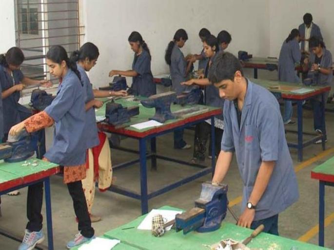 Girls 'next step' in ITI; Increased flow in admissions, ready to dominate the business | आयटीआयमध्ये मुलींचे ‘पुढचे पाऊल’; प्रवेशांत वाढला ओघ, व्यावसायिक आघाडी गाजविण्यासाठी सज्ज Girls 'next step' in ITI; Increased flow in admissions, ready to dominate the business | आयटीआयमध्ये मुलींचे ‘पुढचे पाऊल’; प्रवेशांत वाढला ओघ, व्यावसायिक आघाडी गाजविण्यासाठी सज्ज