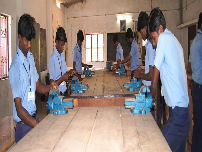 Hundreds of ITI students lost their exams | आयटीआयचे शेकडो विद्यार्थी परीक्षेला मुकणार Hundreds of ITI students lost their exams | आयटीआयचे शेकडो विद्यार्थी परीक्षेला मुकणार