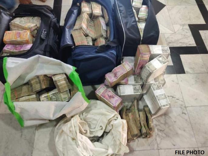 Kanpur IT raid: '8 crore in cash, 1500 crore in fake bills and 70 kg of gold', IT raid in Kanpur | ‘8 कोटी रोख, 1500 कोटींची बनावट बिले अन् 70 किलो सोनं’, IT च्या छाप्यात सापडलं घबाडं Kanpur IT raid: '8 crore in cash, 1500 crore in fake bills and 70 kg of gold', IT raid in Kanpur | ‘8 कोटी रोख, 1500 कोटींची बनावट बिले अन् 70 किलो सोनं’, IT च्या छाप्यात सापडलं घबाडं