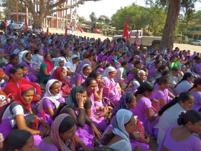 Deshdoot to the district collectors for the demands of Asha Group Proponents, from Matur | आशा, गटप्रवर्तकांच्या मागण्यांसाठी आयटककडून मोर्चा काढून जिल्हाधिकाऱ्यांना निवेदन Deshdoot to the district collectors for the demands of Asha Group Proponents, from Matur | आशा, गटप्रवर्तकांच्या मागण्यांसाठी आयटककडून मोर्चा काढून जिल्हाधिकाऱ्यांना निवेदन