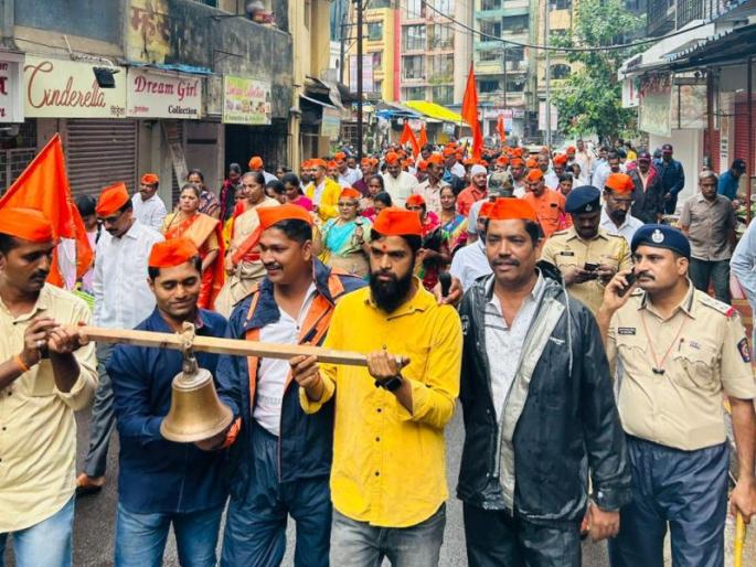 Bell ringing movement by both groups of Shiv Sena near Fort Durgadi | किल्ले दुर्गाडीजवळ शिवसेनेच्या दोन्ही गटाकडून घंटानाद आंदोलन Bell ringing movement by both groups of Shiv Sena near Fort Durgadi | किल्ले दुर्गाडीजवळ शिवसेनेच्या दोन्ही गटाकडून घंटानाद आंदोलन