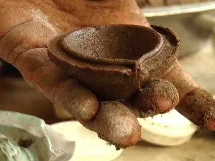 Diwali 2020 : In this goshala deep and god idol made by cow dung news | काय सांगता? 'इथं' गायीच्या शेणापासून तयार केले जाताहेत दिवे अन् देवतांच्या मुर्ती, पाहा फोटो Diwali 2020 : In this goshala deep and god idol made by cow dung news | काय सांगता? 'इथं' गायीच्या शेणापासून तयार केले जाताहेत दिवे अन् देवतांच्या मुर्ती, पाहा फोटो