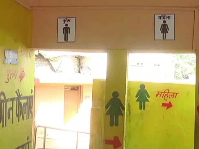 Madhya pradesh public toilet caretaker in indore found storing eggs food items for business purposes | सार्वजनिक शौचालयात अंडी अन् मटण विकून धंदा करायचा; पालिका कर्मचारी येताच झालं असं काही... Madhya pradesh public toilet caretaker in indore found storing eggs food items for business purposes | सार्वजनिक शौचालयात अंडी अन् मटण विकून धंदा करायचा; पालिका कर्मचारी येताच झालं असं काही...