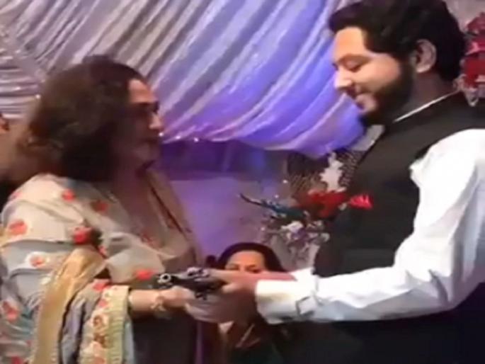 Video : Groom gets ak 47 in wedding gift video viral on social media | सासू भलतीच ढासू! पाकिस्तानी सासूने जावयाला लग्नात गिफ्ट दिली AK-47; पाहा व्हिडीओ Video : Groom gets ak 47 in wedding gift video viral on social media | सासू भलतीच ढासू! पाकिस्तानी सासूने जावयाला लग्नात गिफ्ट दिली AK-47; पाहा व्हिडीओ