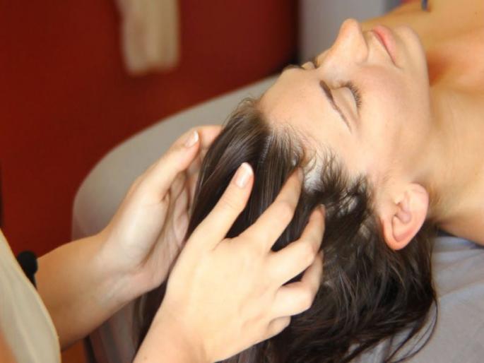 How to get long hairs Hair Care Tips : The healing powers of scalp massage | डोक्याची मालिश केल्यानं मिळतात ७ 'हे' फायदे; वाचाल तर तुम्हीही आजपासूनच मसाज करून घ्याल