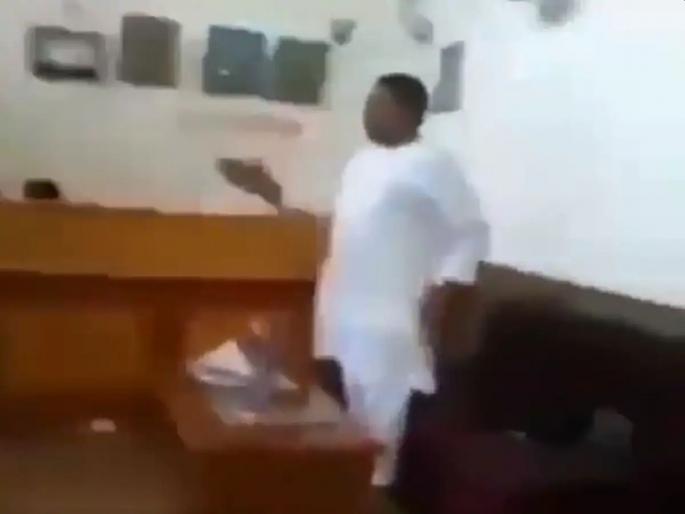 BJP candidate bisahulal singh showing revolver congress set to complain election commission | '....तो गोली मार दूंगा', कार्यकर्त्याला रिव्हॉल्व्हर दाखवणाऱ्या BJP नेत्याचा व्हिडीओ व्हायरल