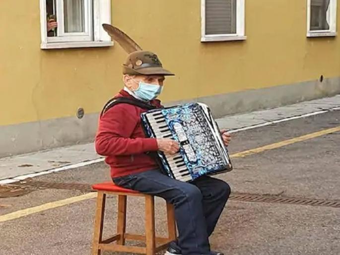 Hospital denied permission for ask by old man to meet his 81 years old wife video viral | तुझ्याविना करमेना! रुग्णालयानं ८१ वर्षांच्या पत्नीला भेटू दिलं नाही; म्हणून पतीनं काय केलं पाहा VIDEO Hospital denied permission for ask by old man to meet his 81 years old wife video viral | तुझ्याविना करमेना! रुग्णालयानं ८१ वर्षांच्या पत्नीला भेटू दिलं नाही; म्हणून पतीनं काय केलं पाहा VIDEO