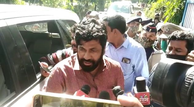 Finally allow the Bacchu Kadu to come out | अखेर बच्चू कडूंना बाहेर पडण्याची अनुमती Finally allow the Bacchu Kadu to come out | अखेर बच्चू कडूंना बाहेर पडण्याची अनुमती