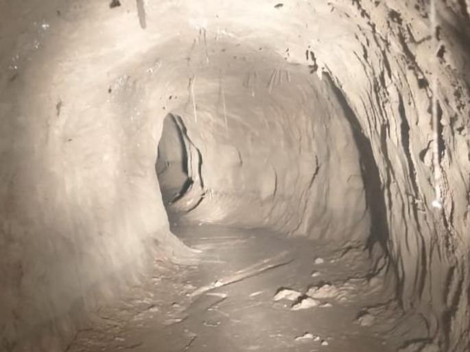 bsf detects another tunnel in the area of Pansar Jammu | खळबळजनक! जम्मूमध्ये सीमेजवळ पुन्हा आढळला बोगदा; १० दिवसांतील दुसरी घटना bsf detects another tunnel in the area of Pansar Jammu | खळबळजनक! जम्मूमध्ये सीमेजवळ पुन्हा आढळला बोगदा; १० दिवसांतील दुसरी घटना