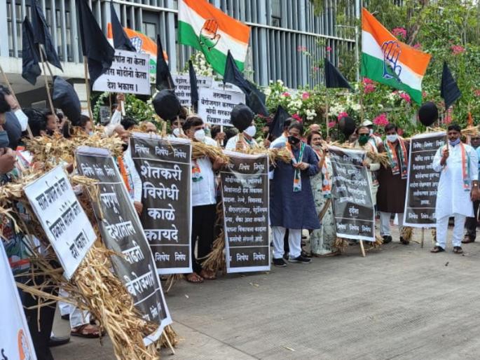 Modi's government has lost its way! The policies of this government have caused the economic crisis of the country to collapse completely | "देशाची आर्थिक घडी पूर्णपणे विस्कटण्यास मोदी सरकारची धोरणे कारणीभूत", काँग्रेसचे पुणे जिल्हाधिकारी कार्यालयासमोर धरणे आंदोलन Modi's government has lost its way! The policies of this government have caused the economic crisis of the country to collapse completely | "देशाची आर्थिक घडी पूर्णपणे विस्कटण्यास मोदी सरकारची धोरणे कारणीभूत", काँग्रेसचे पुणे जिल्हाधिकारी कार्यालयासमोर धरणे आंदोलन