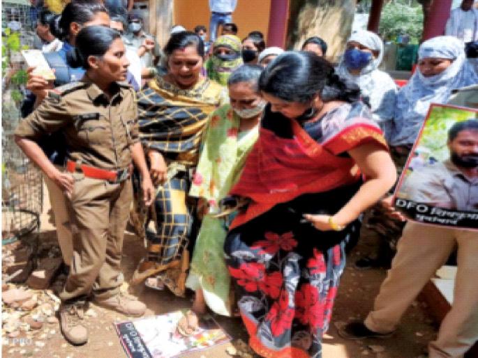 Deepali Chavan Suicide: Suspended DFO Shivkumar in custody; Outrage outside the court | Deepali Chavan Suicide: निलंबित डीएफओ शिवकुमारला कोठडी; न्यायालयाबाहेर लोकांचा संताप अनावर Deepali Chavan Suicide: Suspended DFO Shivkumar in custody; Outrage outside the court | Deepali Chavan Suicide: निलंबित डीएफओ शिवकुमारला कोठडी; न्यायालयाबाहेर लोकांचा संताप अनावर