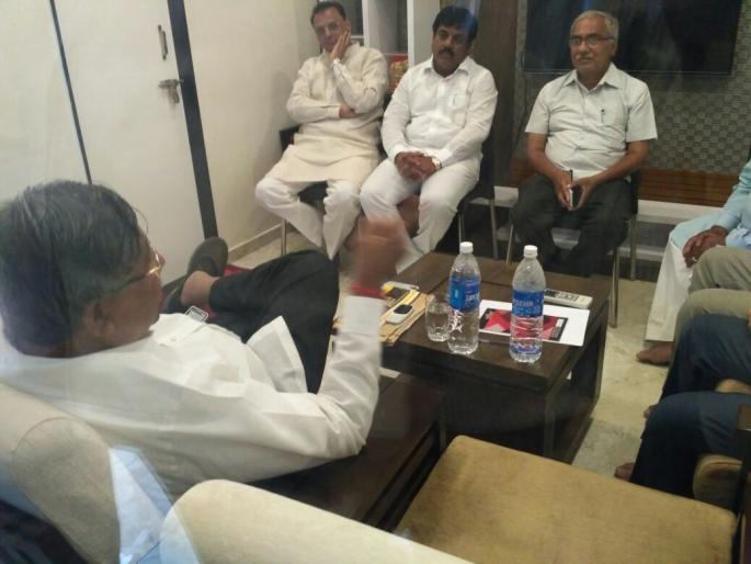 Palus Kadegaon bypoll 2018 BJP candidate withdraw from election | अखेर पलूस-कडेगाव पोटनिवडणुकीतून भाजपाची माघार; विश्वजीत कदमांचा मार्ग मोकळा Palus Kadegaon bypoll 2018 BJP candidate withdraw from election | अखेर पलूस-कडेगाव पोटनिवडणुकीतून भाजपाची माघार; विश्वजीत कदमांचा मार्ग मोकळा