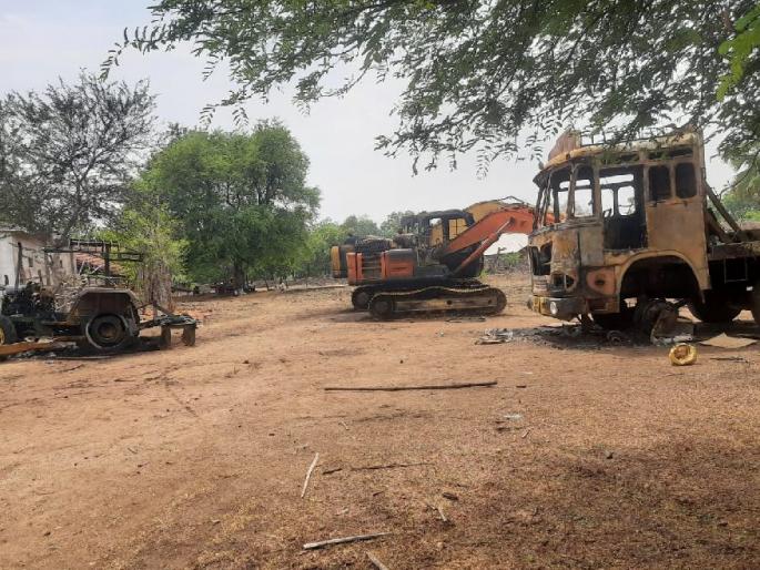 Naxalite set fire to Road Construction Vehicles In Gadchiroli | गडचिरोलीत रस्त्याच्या कामावरील वाहनांची नक्षलवाद्यांकडून जाळपोळ Naxalite set fire to Road Construction Vehicles In Gadchiroli | गडचिरोलीत रस्त्याच्या कामावरील वाहनांची नक्षलवाद्यांकडून जाळपोळ