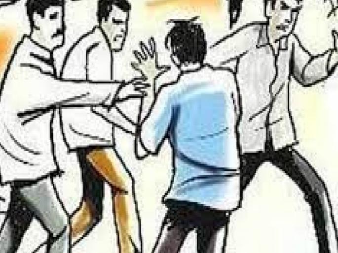Brutal beating of young man from immoral relationship in jat sangli | अनैतिक संबंधातून तरुणास नग्न करून बेदम मारहाण, जमावाचे कृत्य Brutal beating of young man from immoral relationship in jat sangli | अनैतिक संबंधातून तरुणास नग्न करून बेदम मारहाण, जमावाचे कृत्य