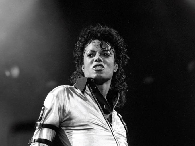 state government issues order to waive entertainment duty for 1996 Michael Jackson concert | पाश्चात्त्य संगीतातील बारकावे सांगत दिली शुल्कमाफी state government issues order to waive entertainment duty for 1996 Michael Jackson concert | पाश्चात्त्य संगीतातील बारकावे सांगत दिली शुल्कमाफी