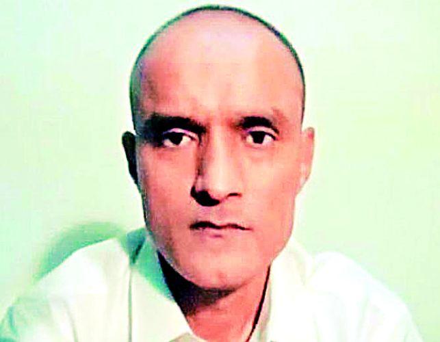 India's big victory over the hanging stay of Kulbhushan Jadhav | कुलभूषण जाधव यांच्या फाशीवरील स्थगितीमुळे भारताचा मोठा विजय