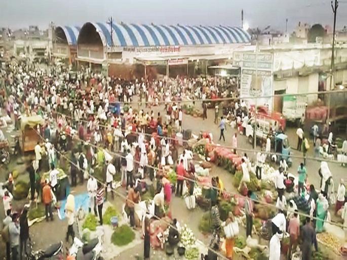 Rush to buy and sell vegetables; Adat Bazaar filled with defiance of Collector's order | भाजीपाला खरेदी-विक्रीसाठी झुंबड; जिल्हाधिकाऱ्यांचे आदेश धुडकावत भरला अडत बाजार Rush to buy and sell vegetables; Adat Bazaar filled with defiance of Collector's order | भाजीपाला खरेदी-विक्रीसाठी झुंबड; जिल्हाधिकाऱ्यांचे आदेश धुडकावत भरला अडत बाजार