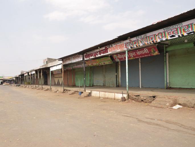 Jadhavwadi Agricultural Produce Market Committee's Adat Bazar closure halts transactions worth 9 crores | जाधववाडी कृषी उत्पन्न बाजार समितीतील आडत बाजार बंदने ९ कोटींचे व्यवहार ठप्प Jadhavwadi Agricultural Produce Market Committee's Adat Bazar closure halts transactions worth 9 crores | जाधववाडी कृषी उत्पन्न बाजार समितीतील आडत बाजार बंदने ९ कोटींचे व्यवहार ठप्प