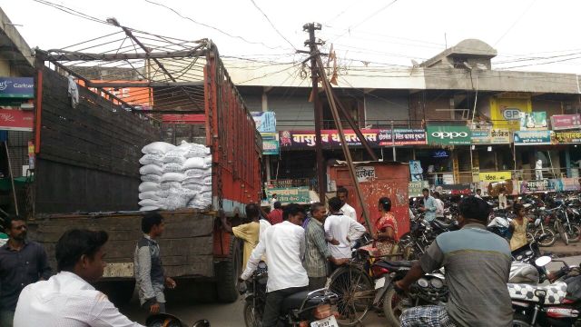 In the streets of Washim, encroachment of jawans in narrow streets! | वाशिम शहरातील अरुंद रस्त्यांवर जडवाहनांचे अतिक्रमण!