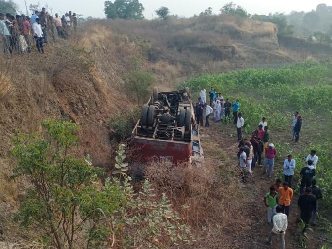 Jafrabad-Chikhli bus overturns due to steering jam; 15 passengers including driver and conductor injured | स्टेरिंग जाम झाल्याने जाफराबाद-चिखली बस उलटली; चालक, वाहकासह पंधरा प्रवासी जखमी