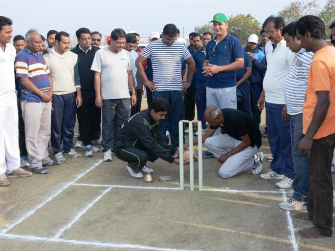 Awakening Voters' Cup Cricket Tournament: Collector's team win first match | अकोल्यात जागरूक मतदार चषक क्रिकेट स्पर्धा: जिल्हाधिकारी कार्यालय संघाची विजयी सलामी Awakening Voters' Cup Cricket Tournament: Collector's team win first match | अकोल्यात जागरूक मतदार चषक क्रिकेट स्पर्धा: जिल्हाधिकारी कार्यालय संघाची विजयी सलामी