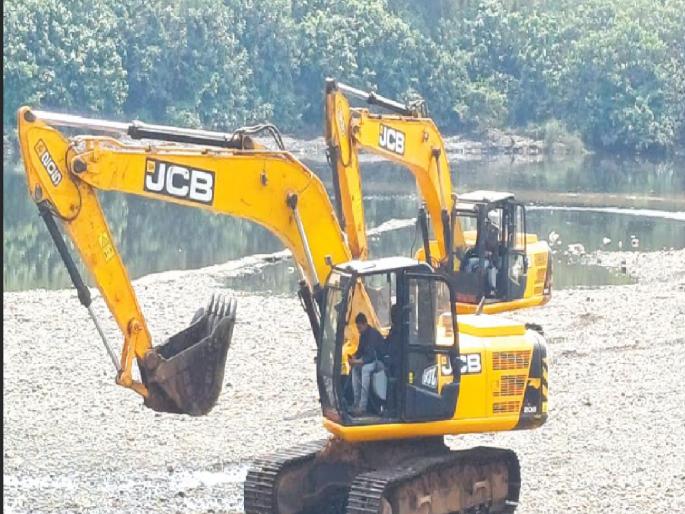 The process of lifting the silt which has been stagnant for four months in the Jagbudi river basin has started | Ratnagiri: जगबुडी नदीतील गाळ उपशाला सापडला मुहूर्त, पावसाळ्यात थांबले होते काम The process of lifting the silt which has been stagnant for four months in the Jagbudi river basin has started | Ratnagiri: जगबुडी नदीतील गाळ उपशाला सापडला मुहूर्त, पावसाळ्यात थांबले होते काम