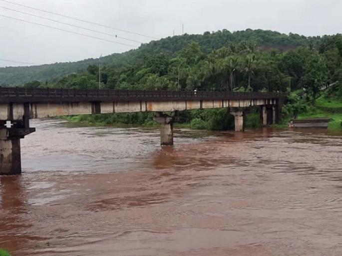 Heavy rains in Ratnagiri, two major rivers crossed the warning level | रत्नागिरीत धुवांधार पाऊस, दोन मोठ्या नद्यांनी इशारा पातळी ओलांडली Heavy rains in Ratnagiri, two major rivers crossed the warning level | रत्नागिरीत धुवांधार पाऊस, दोन मोठ्या नद्यांनी इशारा पातळी ओलांडली