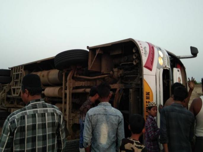 1 killed, 20 injured in a bus accident | खासगी बस उलटून 1 ठार, 20 प्रवासी जखमी 1 killed, 20 injured in a bus accident | खासगी बस उलटून 1 ठार, 20 प्रवासी जखमी