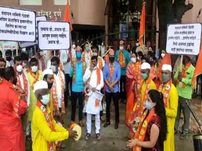 Tell me Bholanath..When will the work of Panchayat Samiti building start? Shiv Sena's 'Jagaran Gondhal' movement in Pune | सांग सांग भोलानाथ..खेड पंचायत समितीच्या इमारतीचे काम कधी सुरू होणार? पुण्यात शिवसेनेचे'जागरण गोंधळ'आंदोलन Tell me Bholanath..When will the work of Panchayat Samiti building start? Shiv Sena's 'Jagaran Gondhal' movement in Pune | सांग सांग भोलानाथ..खेड पंचायत समितीच्या इमारतीचे काम कधी सुरू होणार? पुण्यात शिवसेनेचे'जागरण गोंधळ'आंदोलन