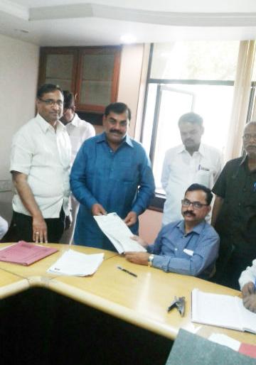 Former MLA, Jaywantrao Jagtap has filed his nomination for the Maharashtra State Market Committee Co-operative Party elections | महाराष्ट्र राज्य बाजार समिती सहकारी संघ निवडणूकीसाठी माजी आमदार जयवंतराव जगताप यांचा अर्ज दाखल Former MLA, Jaywantrao Jagtap has filed his nomination for the Maharashtra State Market Committee Co-operative Party elections | महाराष्ट्र राज्य बाजार समिती सहकारी संघ निवडणूकीसाठी माजी आमदार जयवंतराव जगताप यांचा अर्ज दाखल